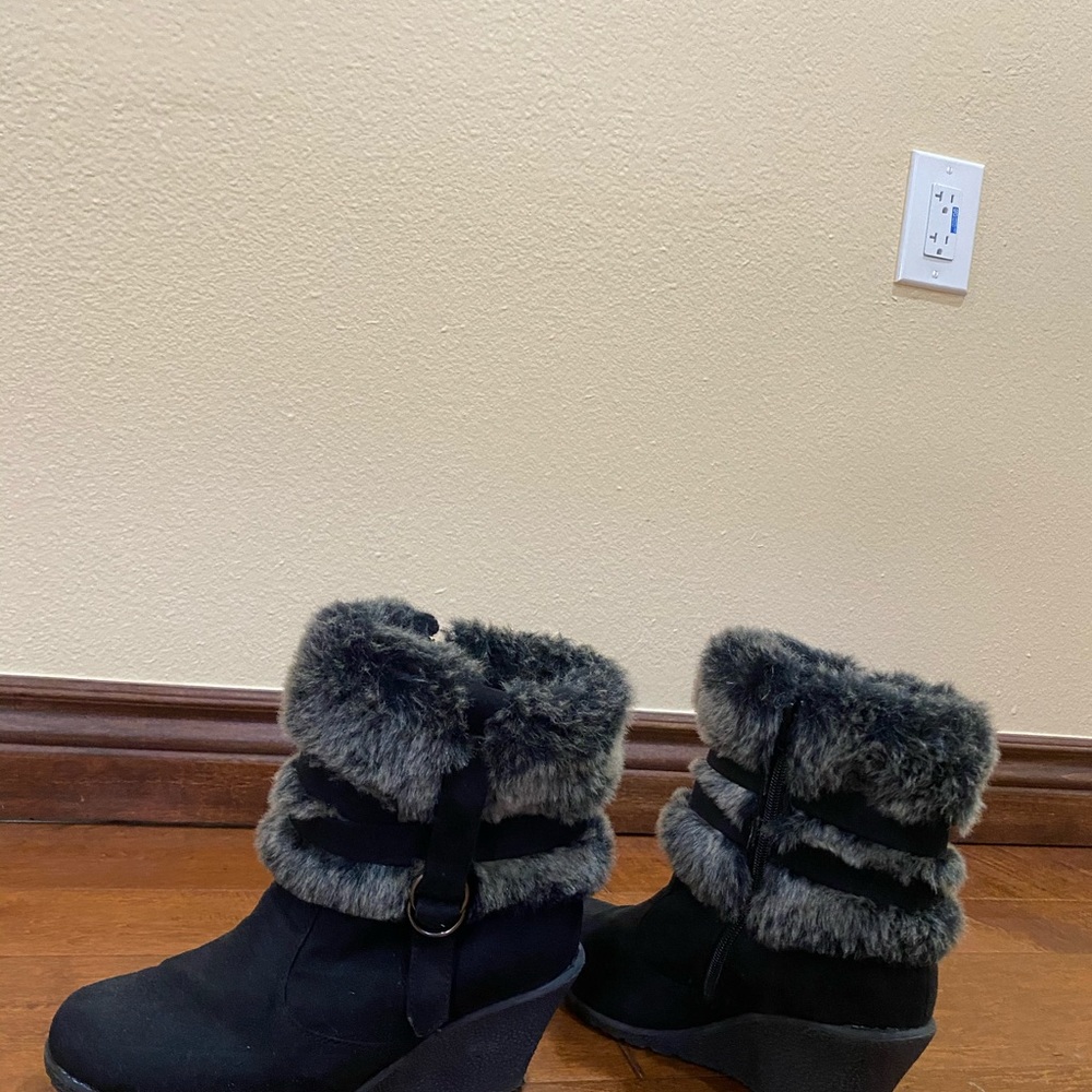 Black Suede Wedges with Faux-Fur Design - Picture 11 of 11